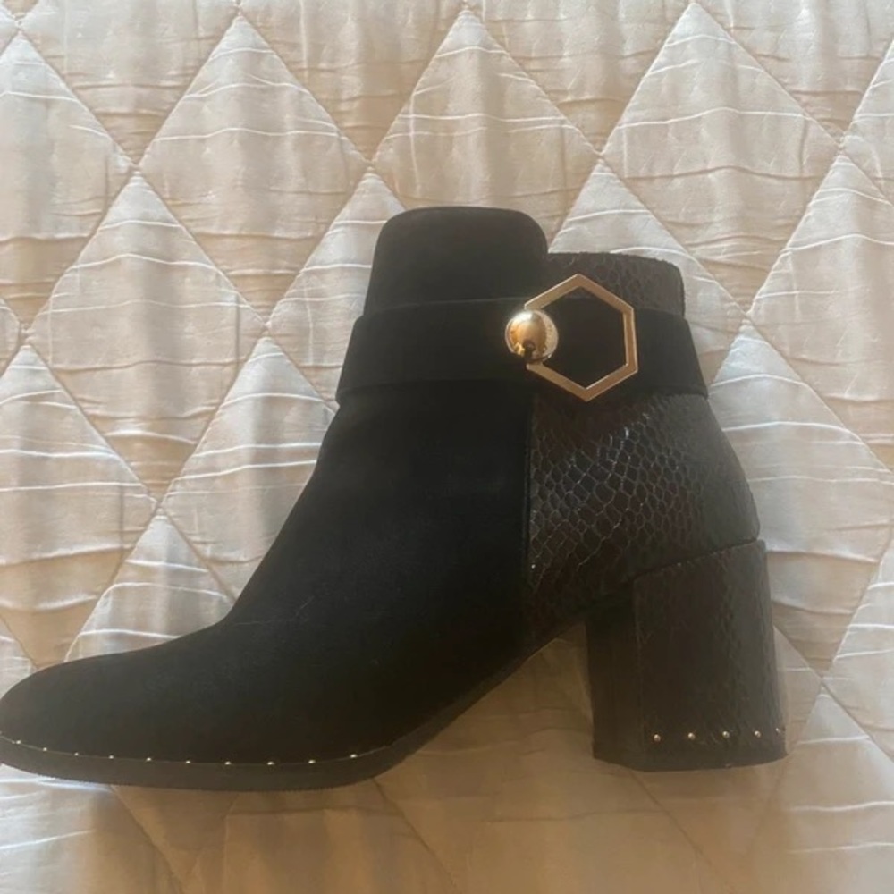Elegant Black Heeled Boots with Gold Accent